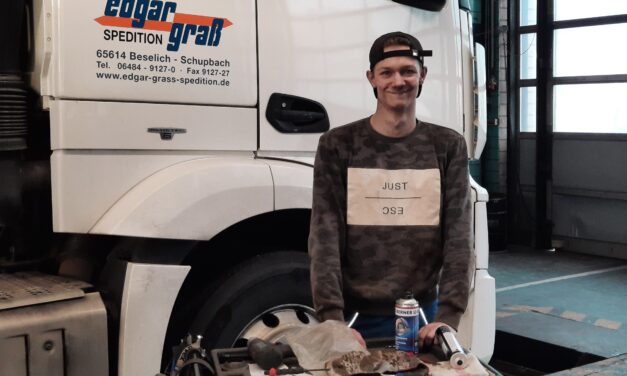 Kfz-Mechatroniker Ausbildung unterm Lkw